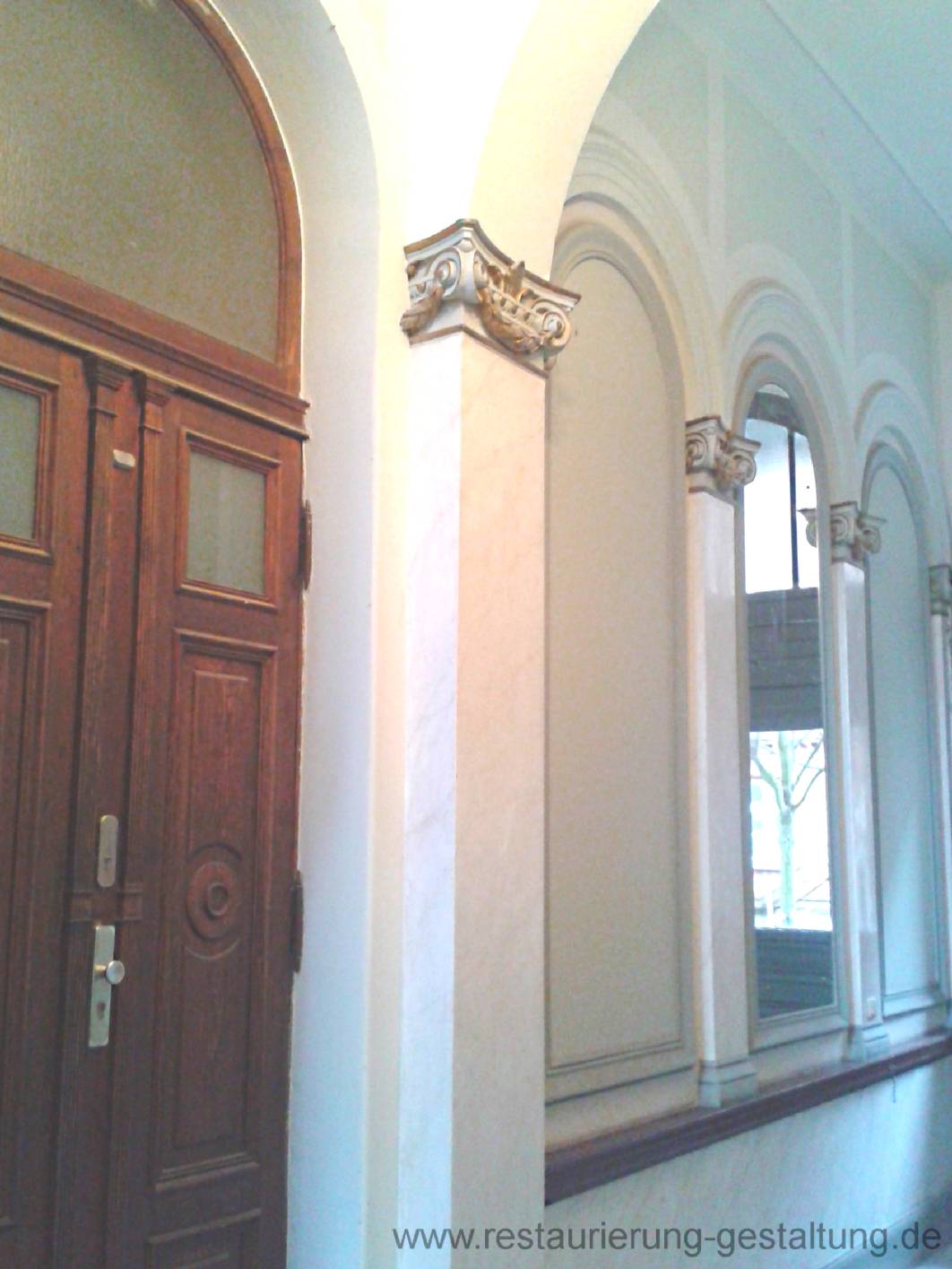 Malermeister und Restaurator für Marmorimitation hat mit seinem Unternehmen Restaurierung und Gestaltung einen Eingangsbereich gestaltet. Der Spezialist für Marmormalerei und Vergoldung hat den Gründerzeit Eingangsbereich / Treppenhaus in Berlin Schöneberg verziert.